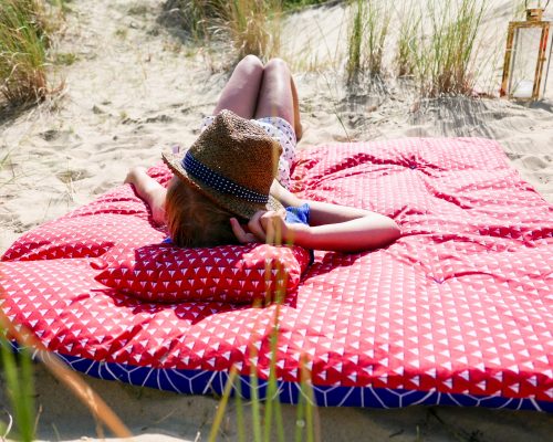 Edredon créé en modèle unique et dans des tissus vintages pour poser au sol, dans la maison, dans le jardin, comme un tapis de sol moelleux pour s'y reposer ou sur un lit, un canapé comme une couverture douce et chaude